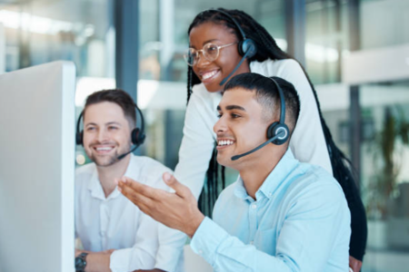 callcenter_lachen_vrouw_man_computer_klantenservice